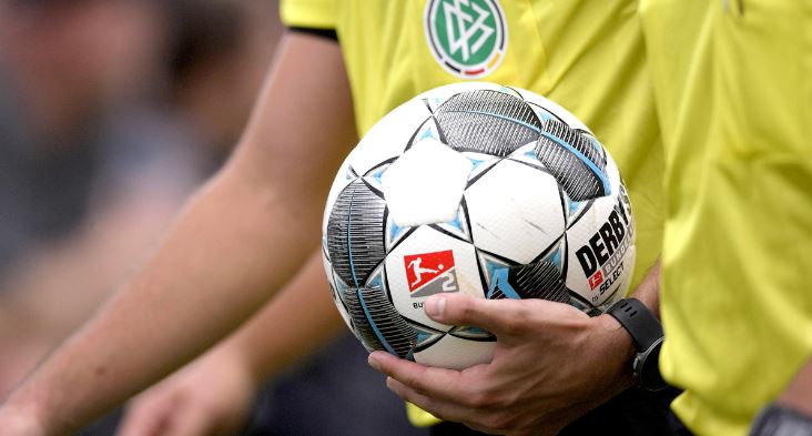 Fußball in der Hand